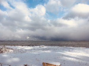 ソロキャンプ派の２人と琵琶湖で冬キャンプ！嵐にやられるの巻。
