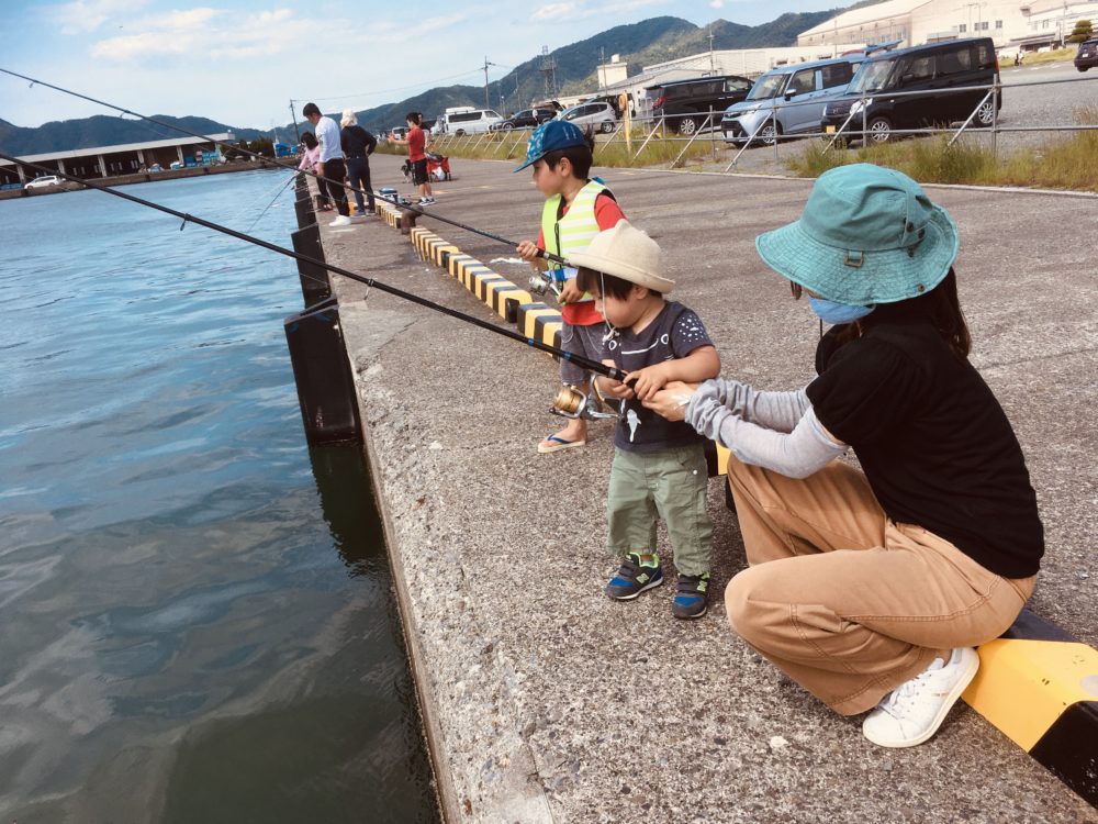 家族でサビキ釣り 福井県の小浜新港で子供たちも大喜び